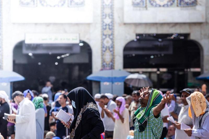 بالصور... امتزاج الدعوات بالدموع في يوم عرفة عند الإمام الحسين وأخيه (عليهما السلام)