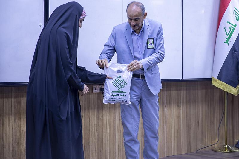 جامعة العميد تكرم طالباتِها المرتديات للعباءةِ الزينبية