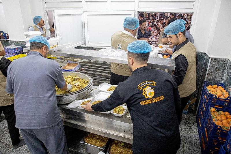 مضيف أبي الفضل العباس (عليه السلام) يقدّم خدماته للمشاركين في حفل تخرّج طلبة الجامعات العراقية