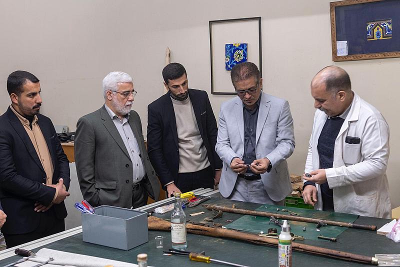 وفد متحف الكفيل يطّلع على النفائس والوثائق التاريخية في متاحف العتبة الرضوية المقدسة