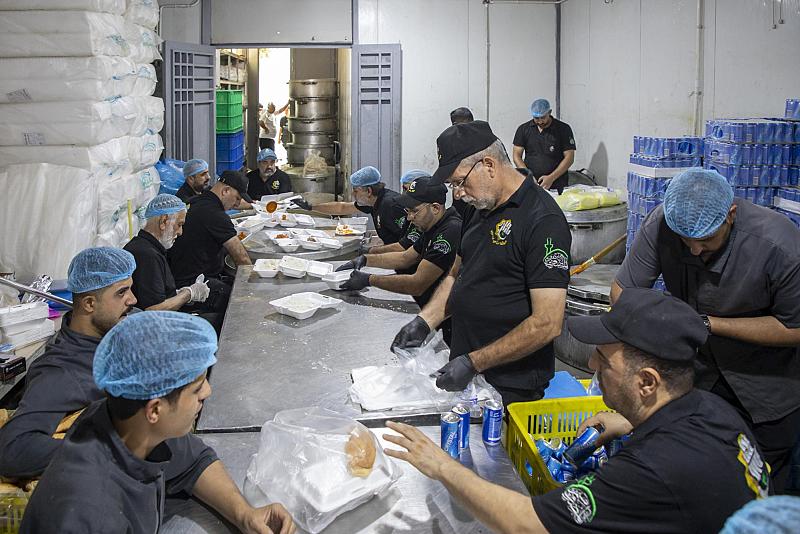 قسم المضيف يقدم خدماته للزائرين في ذكرى شهادة النبي الأكرم (صلى الله عليه وآله)