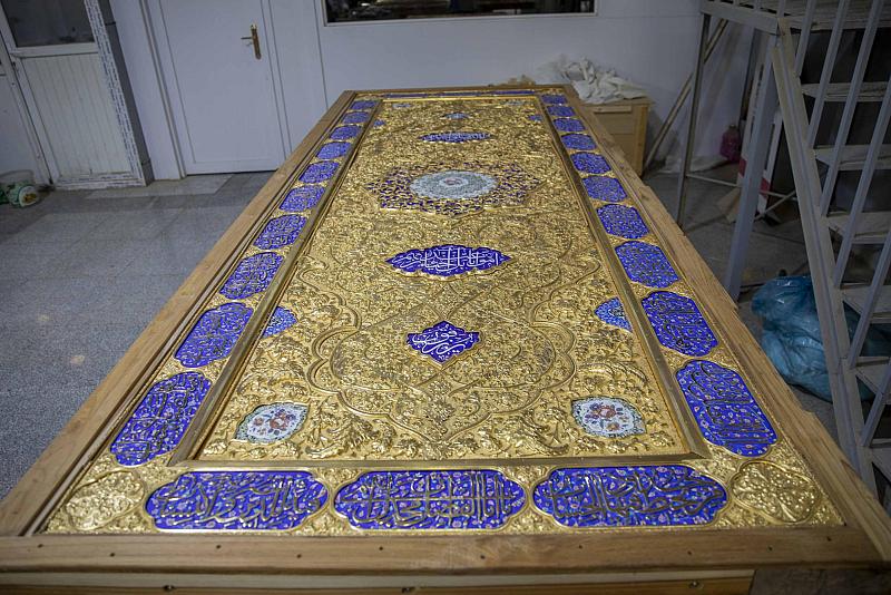 قسم صناعة الشبابيك يعلن قرب الانتهاء من صيانة باب قبلة أبي الفضل العباس (عليه السلام)