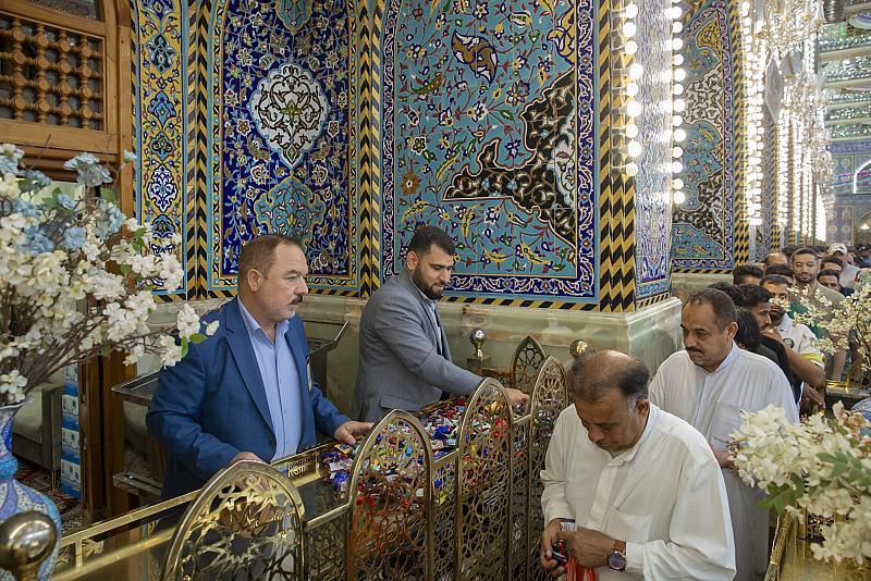 خدمة العتبة العباسية المقدسة يقدِّمون الحلوى للزائرين بمناسبة ذكرى ولادة الإمام الرضا (عليه السلام)