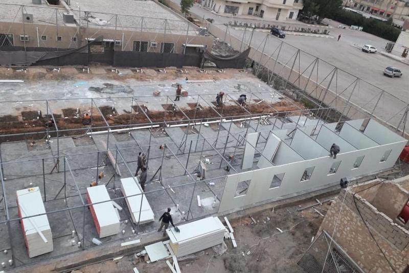 المرحلةُ الرابعة لمشروع ردهة علاج المصابين بوباء كورونا تصل الى نسبة إنجاز50% للهيكل الحديديّ