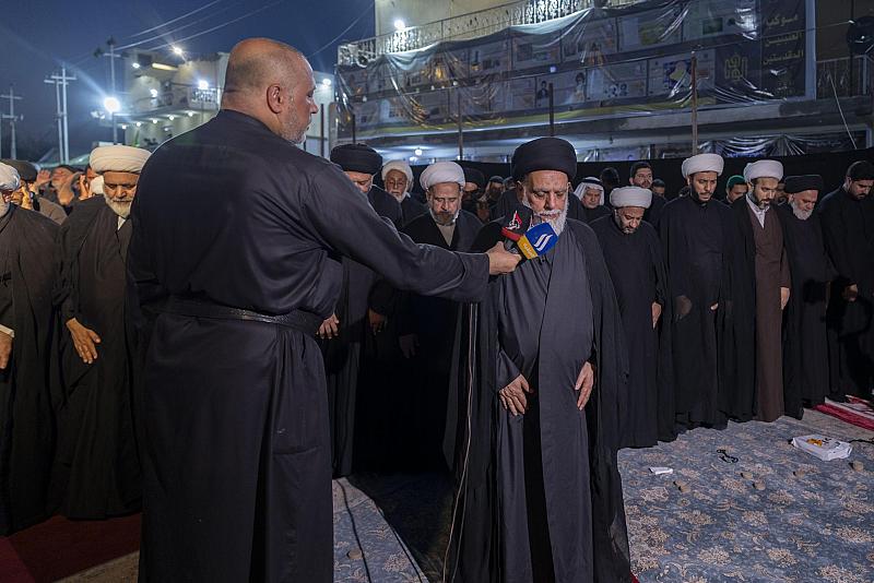 المشروع التبليغي يقيم صلاة جماعة لزائري الأربعين على طريق (يا حسين)