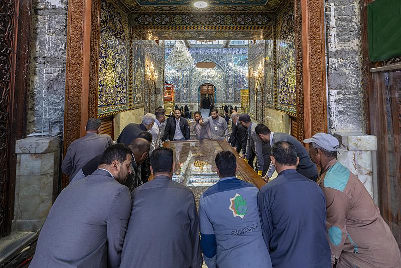 قسم صناعة الشبابيك يباشر تنصيب باب الإمام الجواد (عليه السلام) في العتبة العباسية المقدسة
