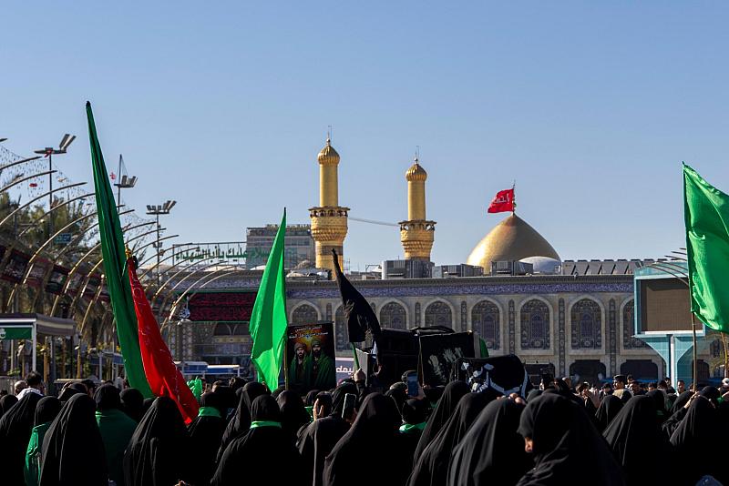 المواكب العزائية تحيي ذكرى وفاة السيدة زينب (عليها السلام) في كربلاء