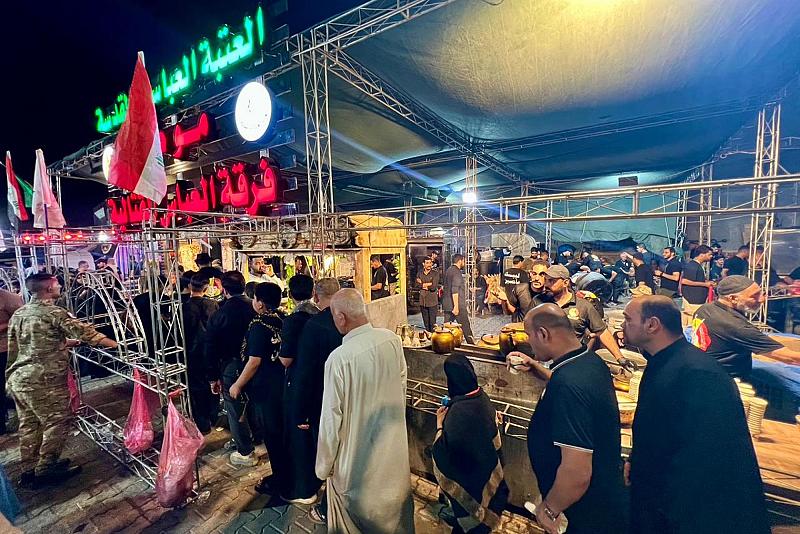 موكب فرقة العباس يقدم خدماته للمواكب الخدمية في سامراء بذكرى شهادة الإمام الحسن العسكري (عليه السلام)