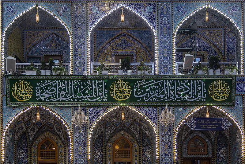 العتبة العباسية المقدسة تنشر لافتات الفرح بمناسبة ذكرى ولادة الإمام المهدي (عجّل الله فرجه)