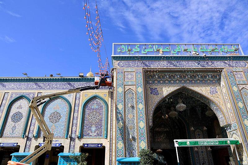 قسم الصيانة يستبدل إنارة السور الخارجي لصحن مرقد أبي الفضل العباس (عليه السلام)