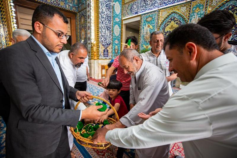 آلافُ الهدايا التبريكيّة والورود لزائري مرقد أبي الفضل العبّاس بذكرى ولادة أخيه الحسن