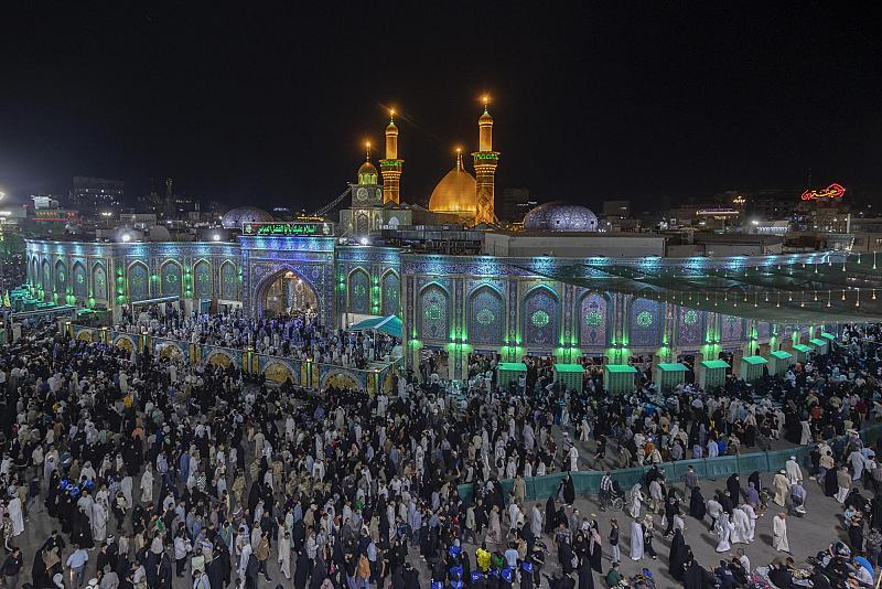 تزامنًا مع زيارة يوم عرفة.. المؤمنون يحيون ليلة الجمعة عند مرقد أبي الفضل العباس (عليه السلام)