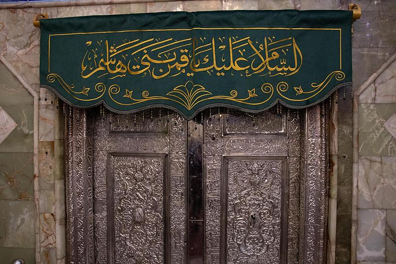 قسم صناعة الشبابيك ينهي أعمال تنصيب باب الإمام السجاد (عليه السلام) في العتبة العباسية المقدسة