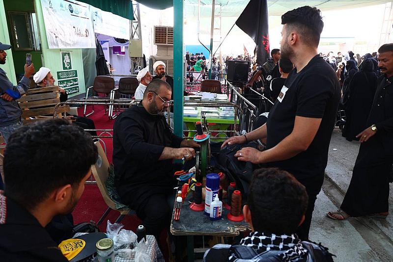 قصص الأربعين.. عراقي يتحدى جراح الحرب بخدمة الزائرين في كربلاء