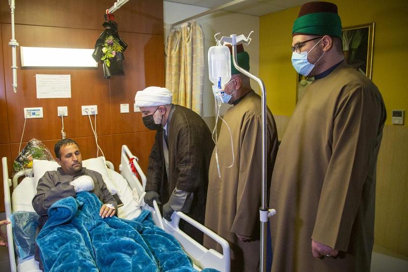 وفدٌ من العتبة العبّاسية المقدّسة يزورُ جرحى الحشد الشعبيّ الراقدين في مستشفى الكفيل