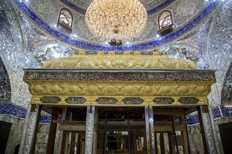 بالصّور: تواصل أعمال تنصيب وتركيب الشبّاك الجديد لمزار القاسم (عليه السلام)
