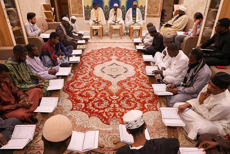 قسم الشؤون الفكرية ينظّم ختمة قرآنية رمضانية لطلبة العلوم الدينية الأفارقة في النجف