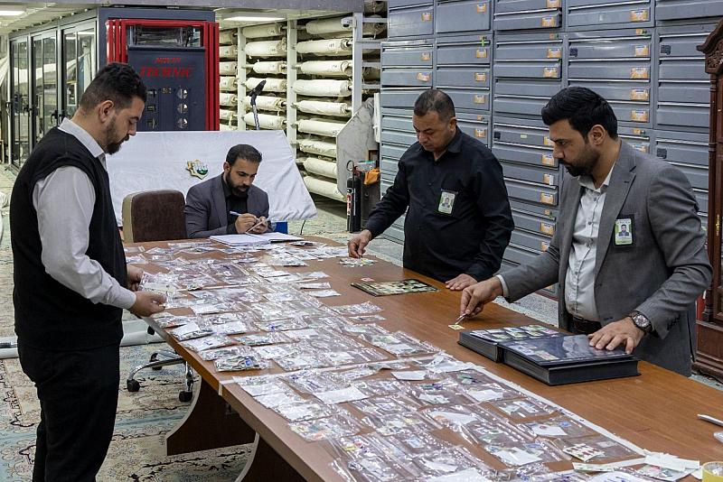 متحف الكفيل يباشر فرز أكثر من 40 ألف طابع بريدي وتصنيفها