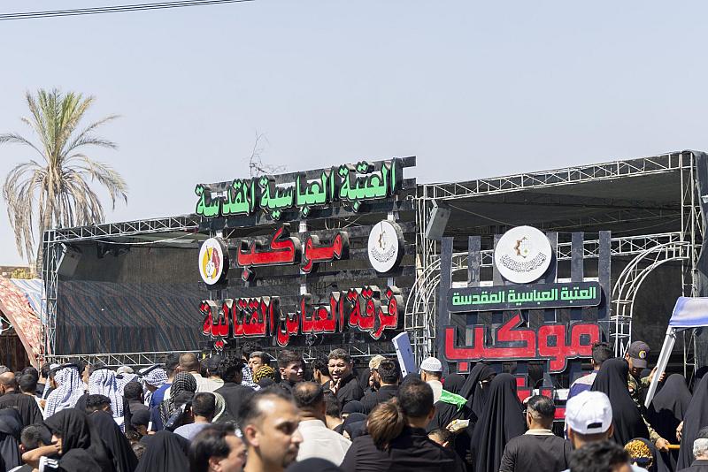 موكب فرقة العباس (عليه السلام) يقدم خدماته لزائري مدينة سامراء في ذكرى شهادة الإمام الحسن العسكري (عليه السلام)