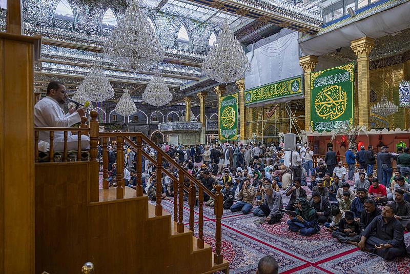 جموع المؤمنين تشارك في قراءة دعاء الندبة عند مرقد أبي الفضل العباس (عليه السلام)