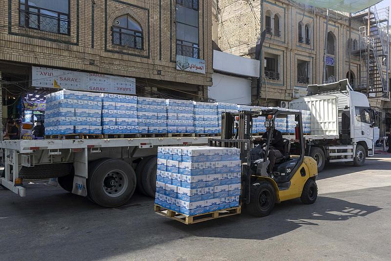 خدمة للزائرين.. قسم الشؤون الخدمية يقدم صناديق المياه للمواكب