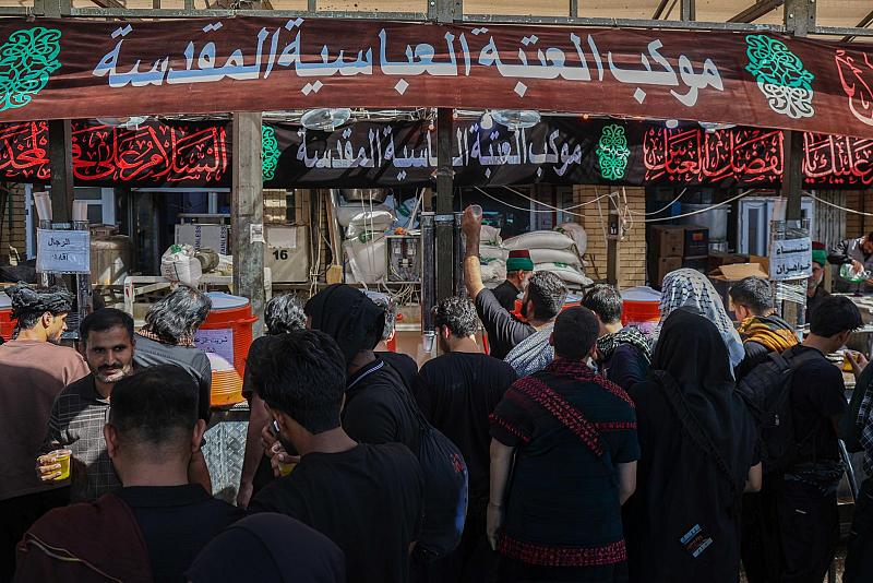 في ذروة الزيارة.. ملاكات شعبة السادة الخدم تضاعف خدماتها لزائري أربعين الإمام الحسين (عليه السلام)