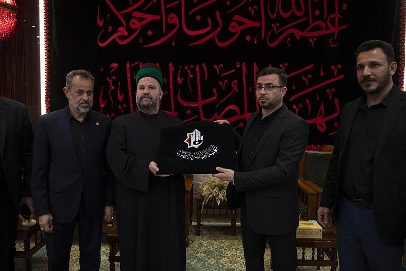 العتبة العباسية تقدّم راية الإمام الحسن (عليه السلام) إلى العتبة العلوية
