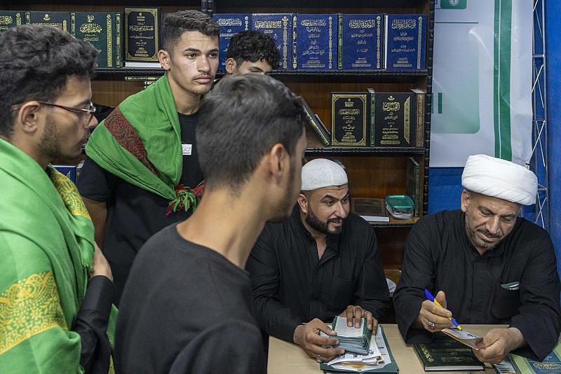قسم المعارف يقدّم خدماته لزائري الأربعين بالتزامن مع بلوغ ذروة الزيارة الأربعينية