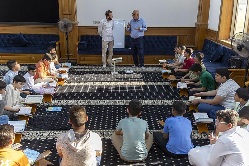 أساتذة الجامعات يشاركون بتقديم الدروس في مشروع الدورات القرآنية الصيفية