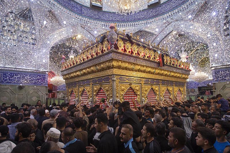  المؤمنون يحيون ليلة الجمعة عند مرقد أبي الفضل العباس (عليه السلام)