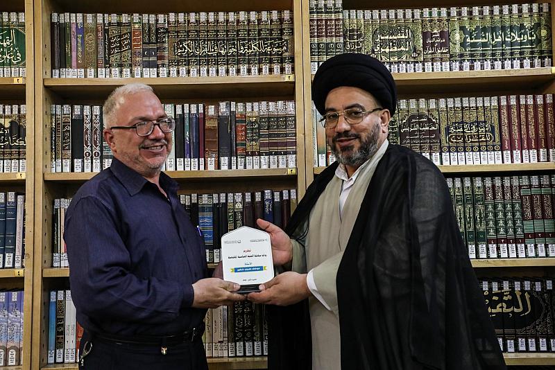 قسم الشؤون الفكرية يكرّم أحد روّاد مكتبة ودار مخطوطات العتبة العباسية