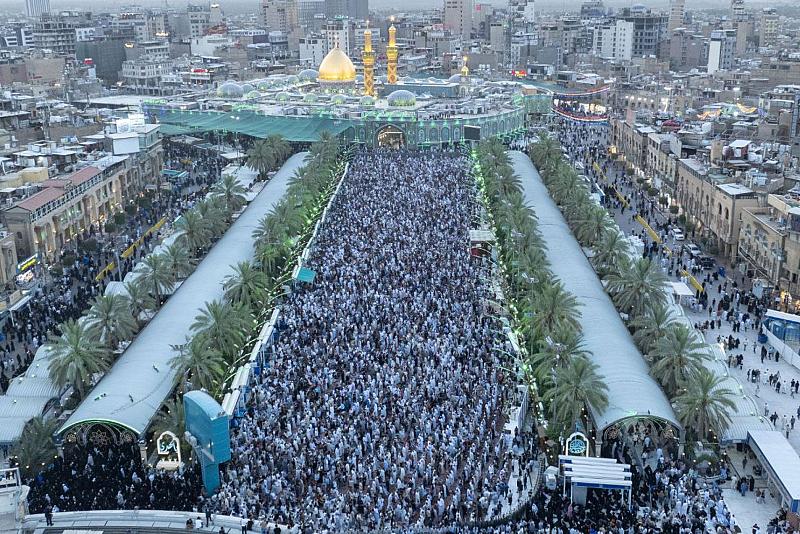بالصور.. جموع الزائرين تؤدي صلاة عيد الأضحى عند مرقد أبي الفضل العباس (عليه السلام)