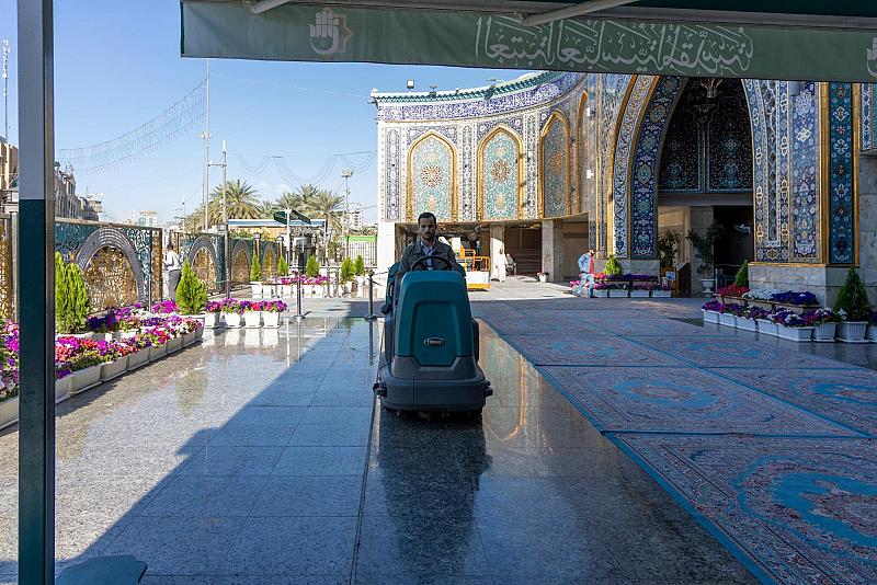 قسم الشؤون الخدمية ينفذ حملة لغسل محيط العتبة العباسية المقدسة وتنظيفه
