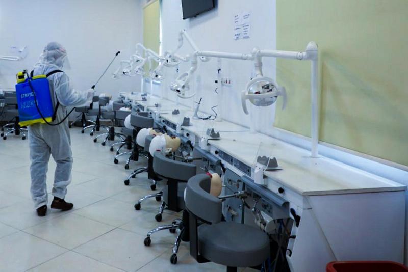 جامعةُ العميد تشكّلُ فرقاً جوّالة للتعفير والتعقيم وتتّخذ سلسلةً من الإجراءات الاحترازيّة