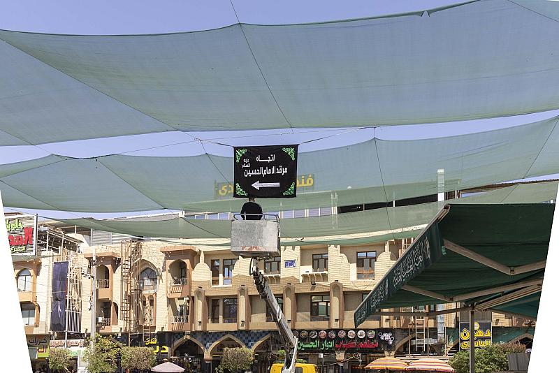 قسم حفظ النظام ينشر اللافتات الإرشادية في محيط العتبة العباسية المقدسة