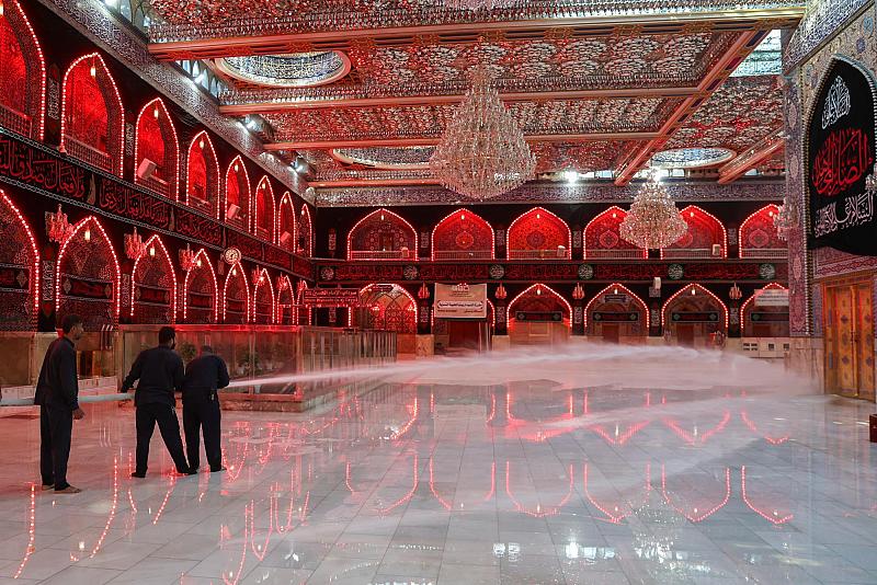 ملاكات العتبة العباسية المقدسة تنفذ حملة لتنظيف صحن مرقد أبي الفضل العباس (عليه السلام)