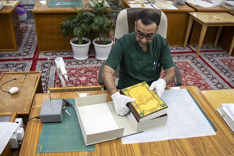 العتبة العباسية المقدسة تنجز ترميم نسخة نادرة من الإنجيل تعود للقرن السادس عشر