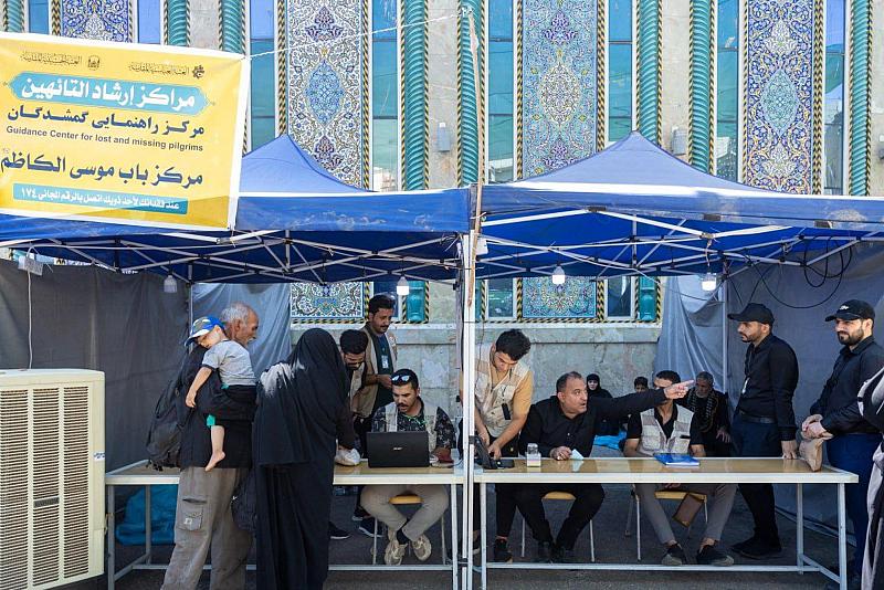 مراكز إرشاد التائهين في العتبة العباسية تواصل تقديم خدماتها الإرشادية للزائرين