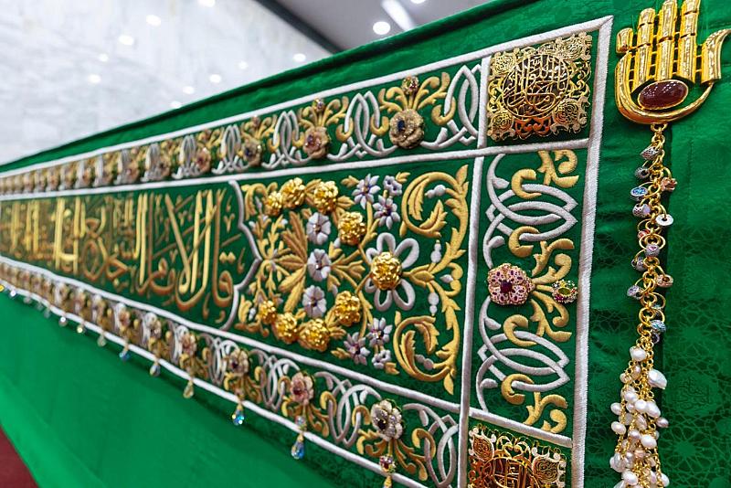 16 ركناً ذهبياً وأربعة شلالات في كسوة ضريح أبي الفضل العباس (عليه السلام) الجديدة