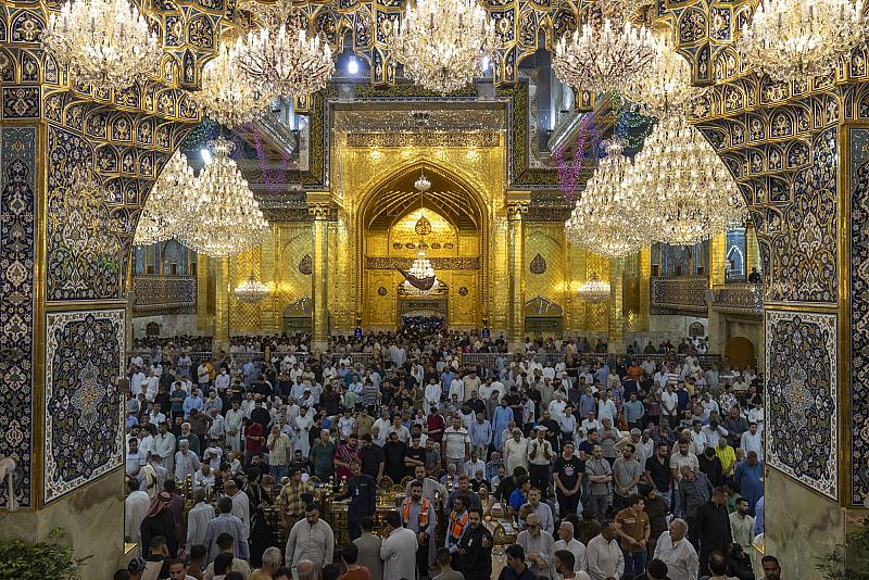 وسط أجواء عباديّة.. المؤمنون يحيون ليلة الجمعة عند مرقد أبي الفضل العباس (عليه السلام)