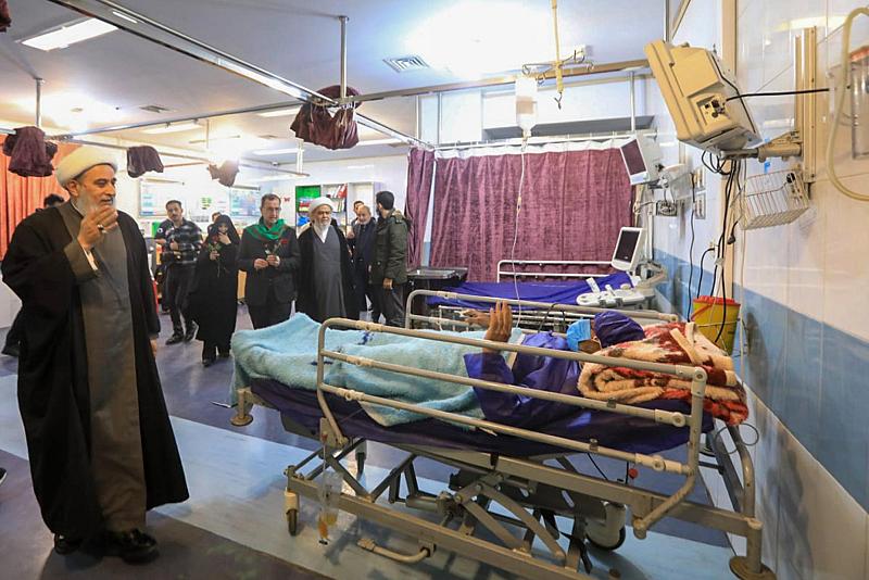 ضمن حملتها الإنسانية.. وفد العتبة العباسية المقدسة يزور الجرحى وعوائل الشهداء في إيران