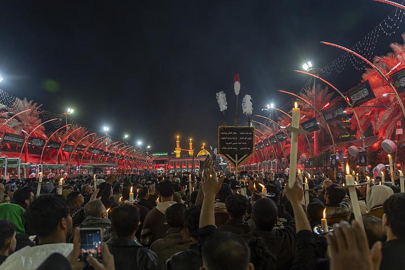 أهالي كربلاء ينظمون مسيرة الشموع بذكرى وفاة السيدة زينب (عليها السلام)