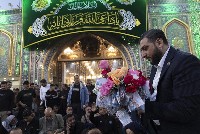 قسم الشؤون الفكرية يقدم أكاليل الورد للزائرين بذكرى ولادة الإمام المهدي (عجّل الله فرجه)