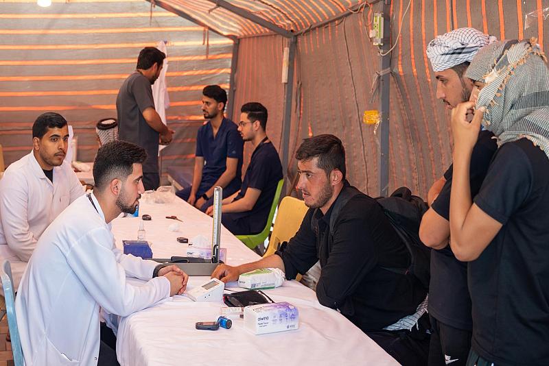 عبر موكبها الخدمي.. جامعة الكفيل تقدّم خدماتها الطبّية لزائري الأربعين