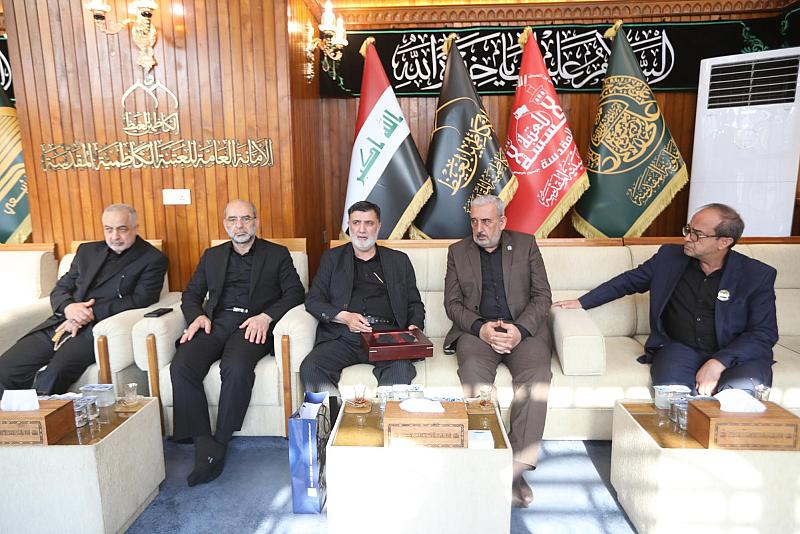 وفد العتبة العباسية المقدسة يسلّم راية عزاء شهادة الإمام الحسن (عليه السلام) للعتبة الكاظمية المقدسة
