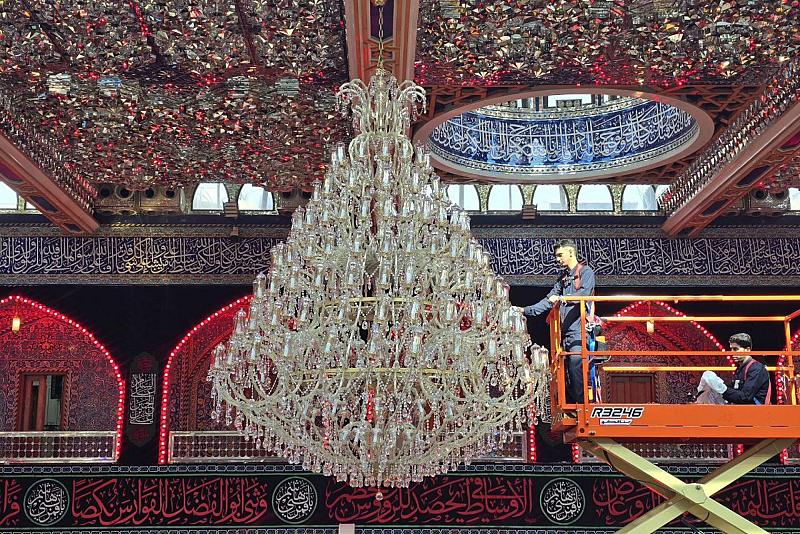بعد انتهاء شهري المحرم وصفر.. قسم الصيانة يباشر إدامة الثريات واستبدال مصابيح المرقد الطاهر