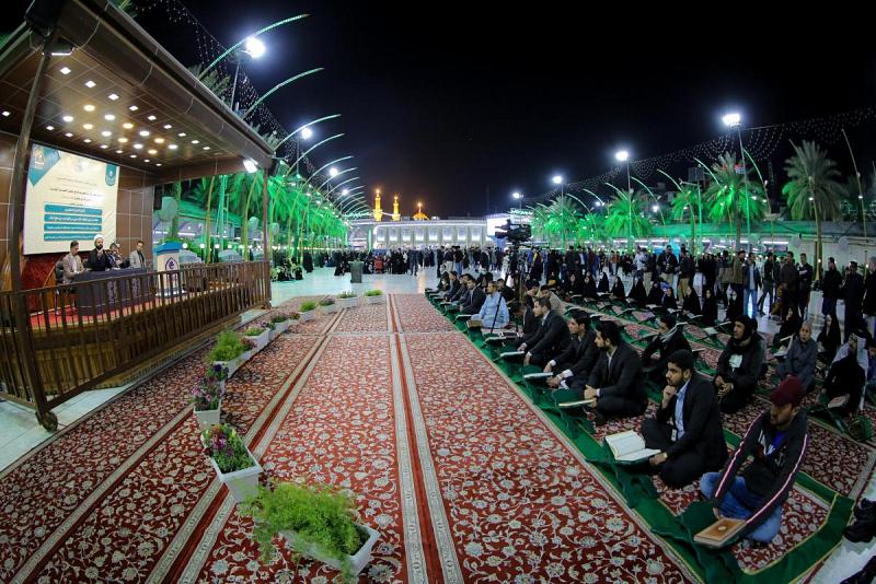 بين مرقدَيْ الإمام الحسين وأخيه أبي الفضل العبّاس (عليهما السلام) جلسةٌ للذكر والتذكير