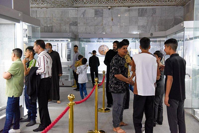 توافد أعداد كبيرة من الزائرين على قاعة العرض المتحفي داخل العتبة العباسية المقدسة