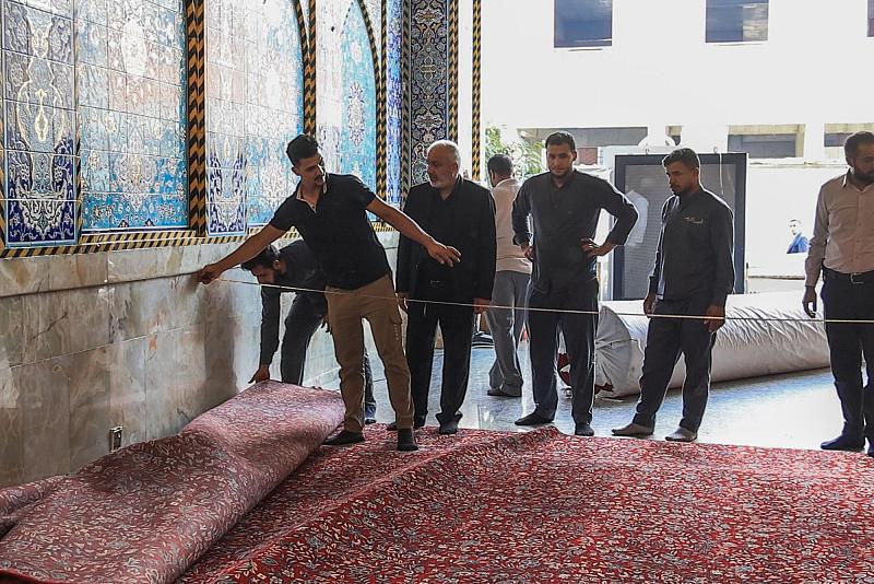 العتبة العباسية المقدسة تشرع بأعمال فرش بوابات مرقد أبي الفضل العباس (عليه السلام) بالسجاد