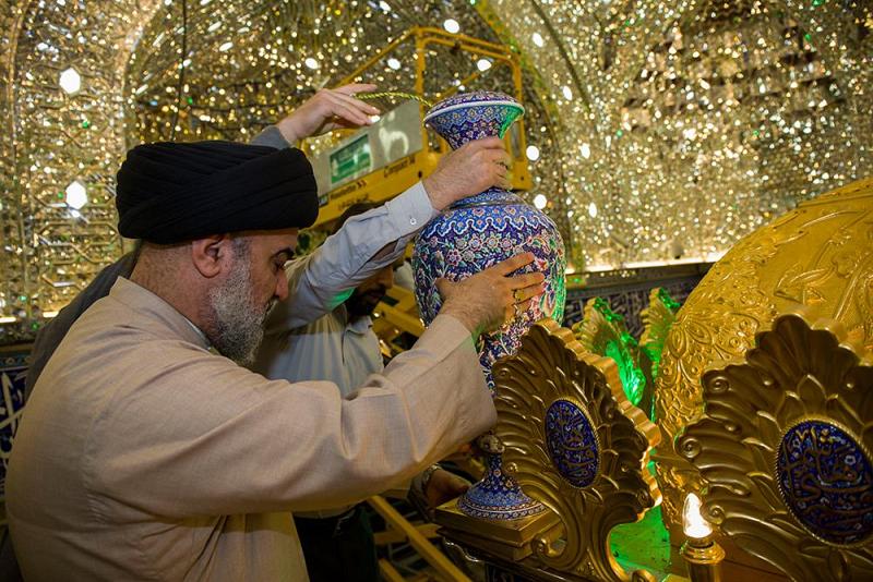 المتولّي الشرعي للعتبة العبّاسية المقدّسة يركّب آخر جزء من الشبّاك الجديد لضريح أبي الفضل العبّاس(عليه السلام)..